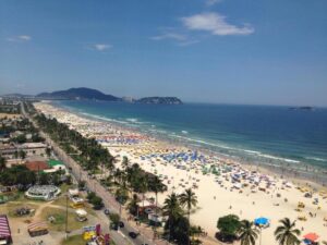 Qual é a praia mais badalada do Guarujá?