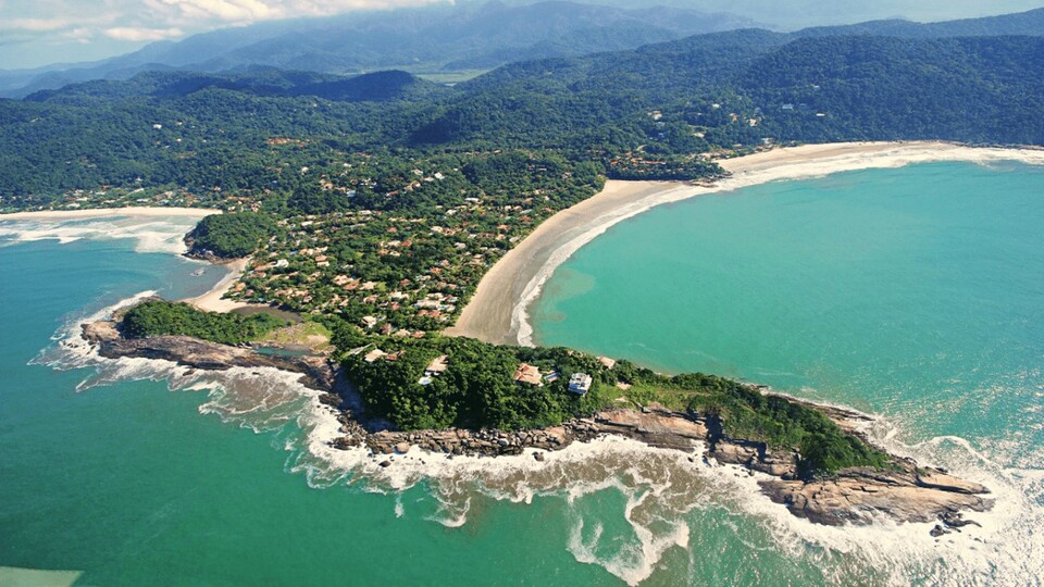 Qual a praia do Guarujá que tem cachoeira? 