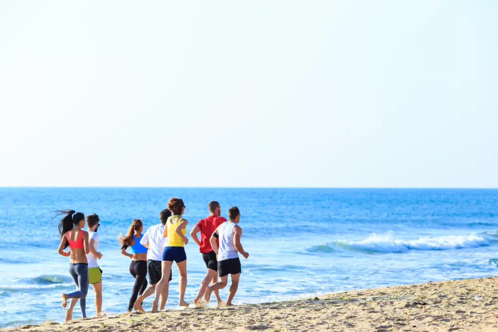 DORAL-BEIRA-MAR-Grupo-correndo-na-praia