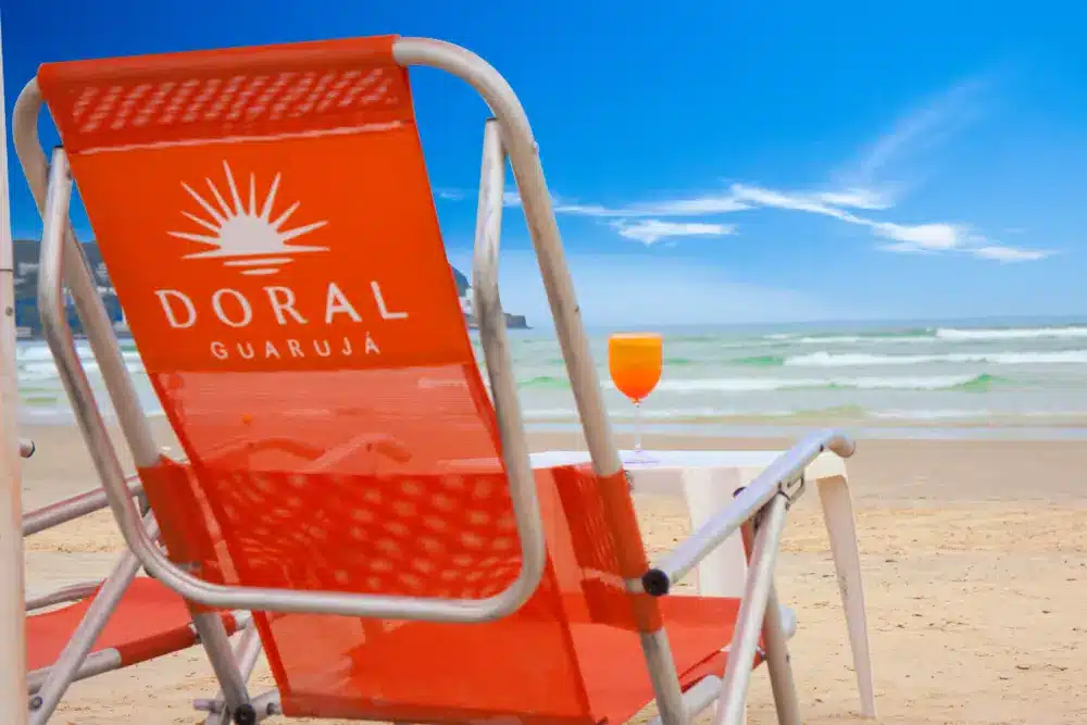 11-1 cadeira do Doral na praia em frente ao mar com um drink na mesinha