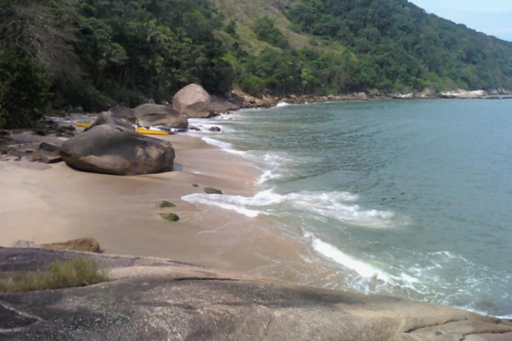 Praia do Pinheiro: deserta e ideal para praticantes de esportes náuticos!
