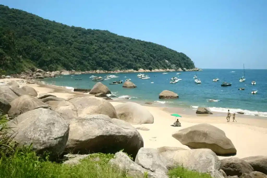 Praia Saco do Major Guarujá montanha, mar, pedras e areia.