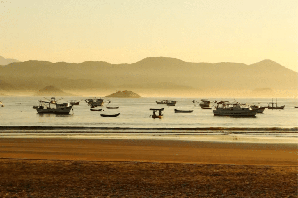 Qual a praia do Guarujá que tem cachoeira? 