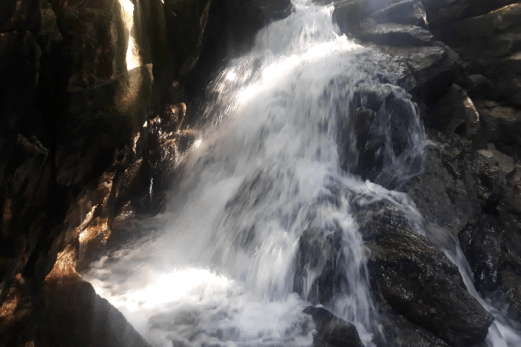 Qual a praia do Guarujá que tem cachoeira? 