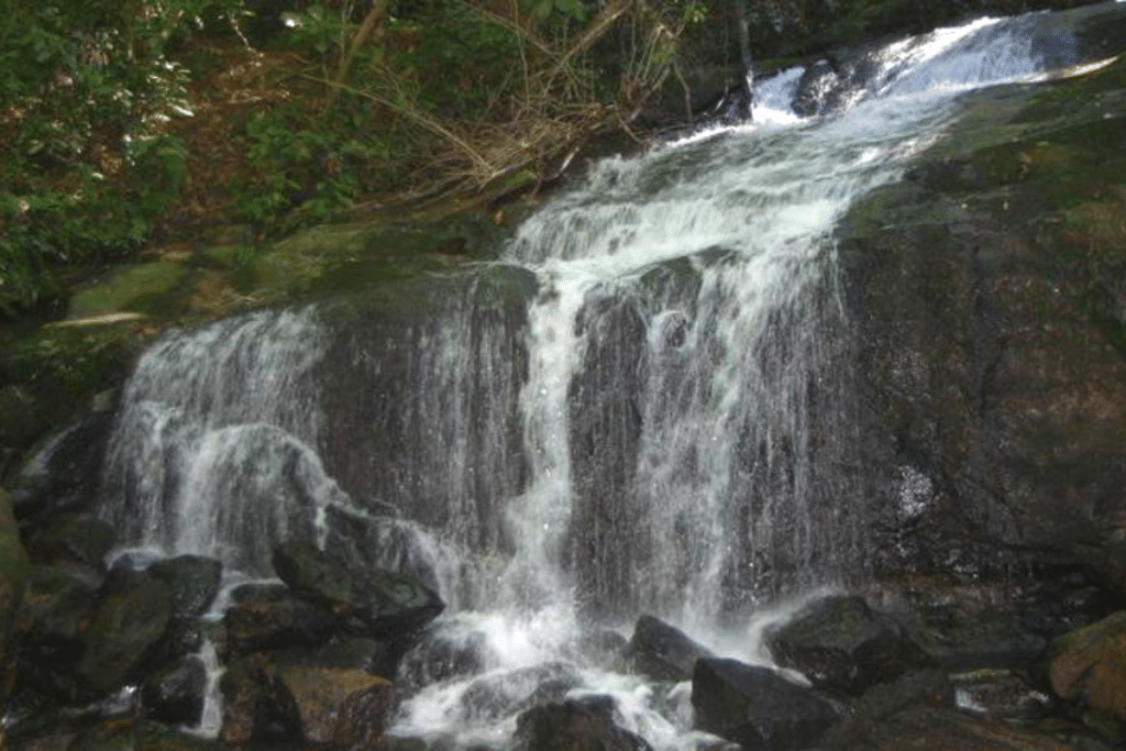 Qual a praia do Guarujá que tem cachoeira? 