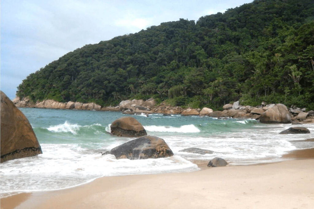 Praia deserta: 7 opções para quem busca destinos paradisíacos no Guarujá!