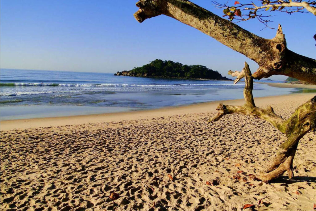 Praia deserta: 7 opções para quem busca destinos paradisíacos no Guarujá!
