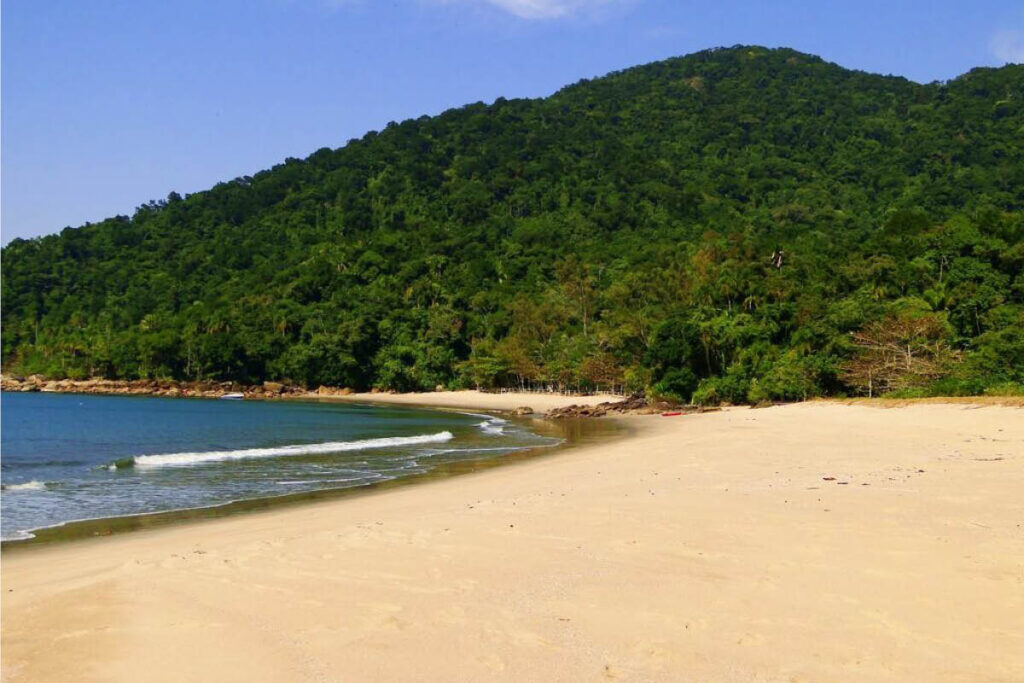 Praia deserta: 7 opções para quem busca destinos paradisíacos no Guarujá!