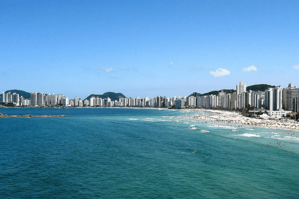 Praias Urbanas vs. Praias Isoladas: Qual Escolher no Guarujá?