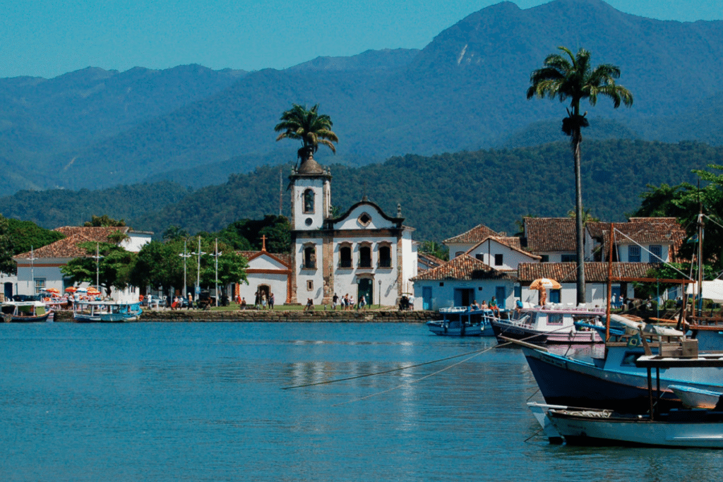 Paraty vs. Guarujá: Explorando Arquitetura Colonial e Cachoeiras Naturais