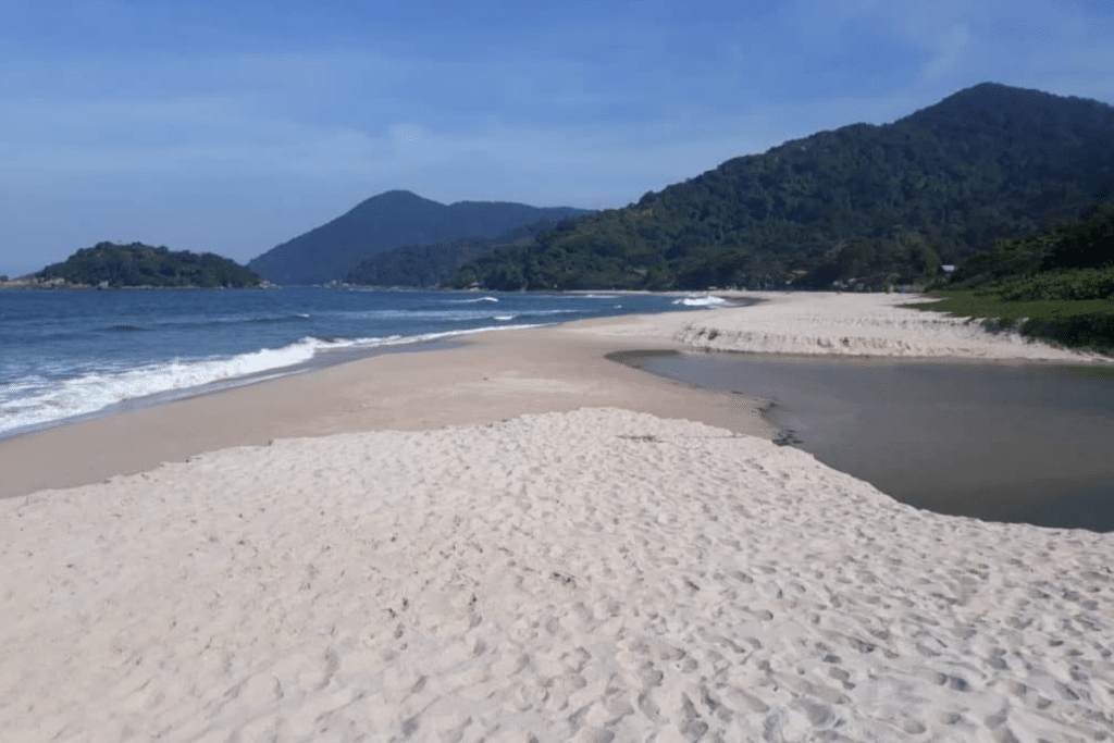 Descubra a Prainha Branca: Um Paraíso no Guarujá